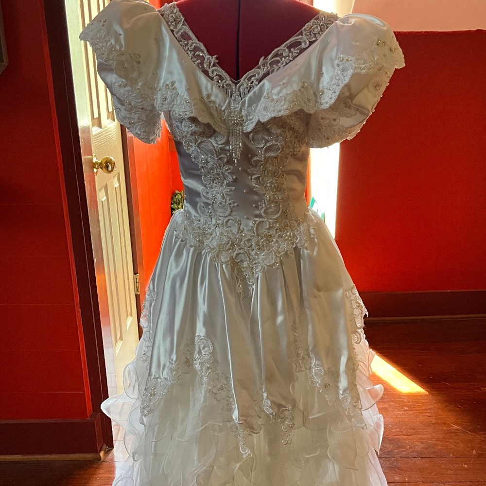 Vintage Bonny Bridal Gown 1980s Satin & Lace w/ Puff sleeves and Ruffle Train 6